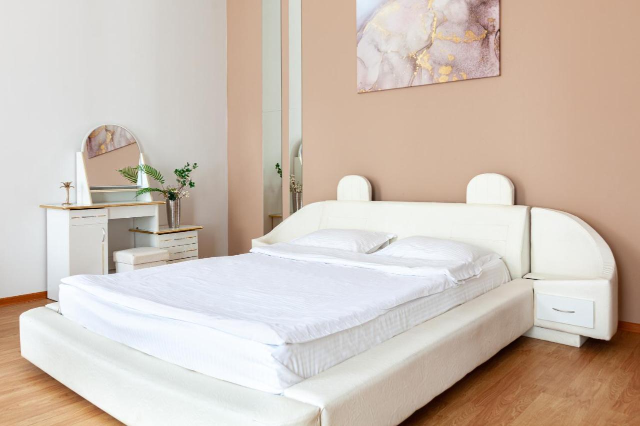 Leogrand Apartments Svobody 33 Lviv Ngoại thất bức ảnh